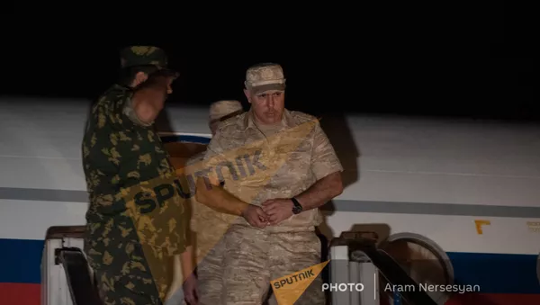 Рустам Мурадов c группой вернувшихся армянских военнопленных в аэропорту Эребуни (3 июля 2021). Ереван - Sputnik Армения