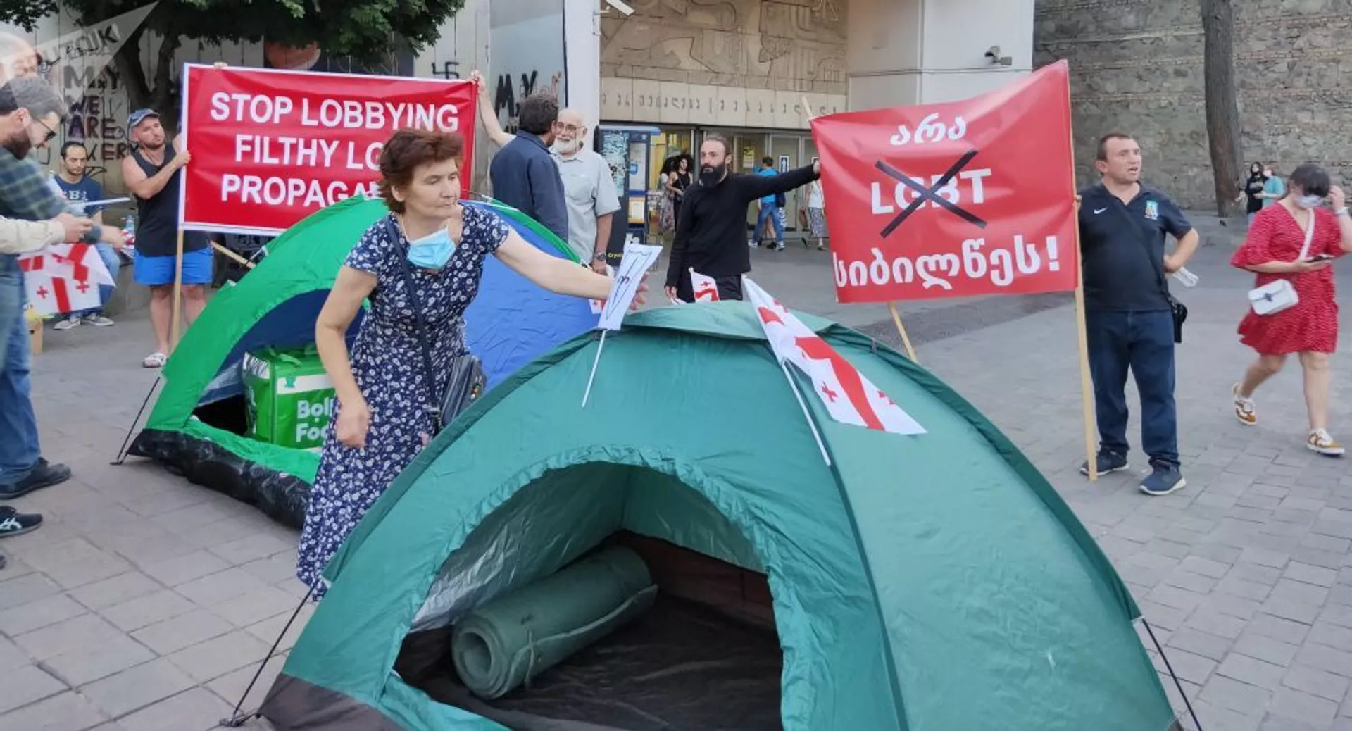 Противники секс-меньшинств в Тбилиси перекрыли проспект Руставели Противники секс-меньшинств в Тбилиси перекрыли проспект Руставели - Sputnik Армения, 1920, 05.07.2021