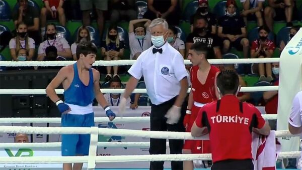 Рефери объявляет победителя поединка по боксу (44кг) между Эриком Арстамяном (Армения) и Эмирханом Актурком (Турция) - Sputnik Արմենիա