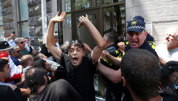 Протестующие штурмуют офис активистов ЛГБТ во время митинга перед запланированным Маршем достоинства (5 июля 2021). Тбилиси - Sputnik Արմենիա