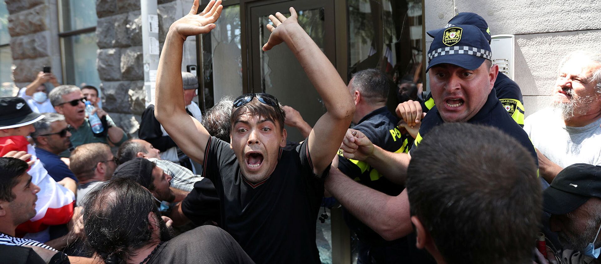 Протестующие штурмуют офис активистов ЛГБТ во время митинга перед запланированным Маршем достоинства (5 июля 2021). Тбилиси - Sputnik Армения, 1920, 07.07.2021