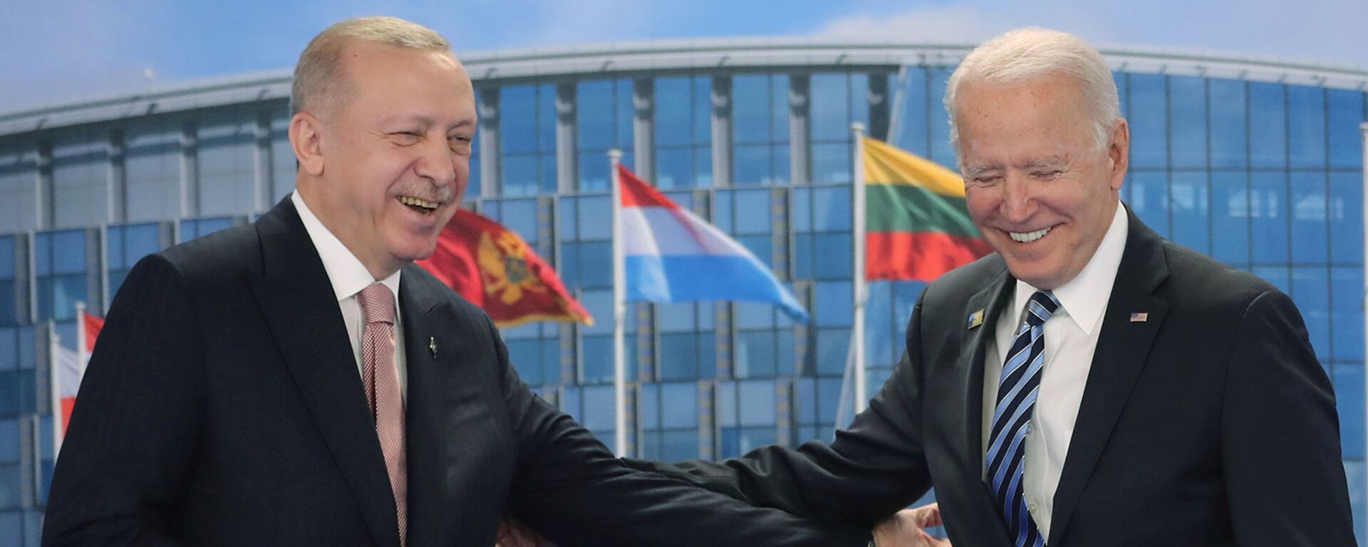 Президенты США и Турции Джо Байден и Реджеп Тайип Эрдоган на фоне флагов членов НАТО (14 июня 2021). Бельгия - Sputnik Армения, 1920, 31.10.2021