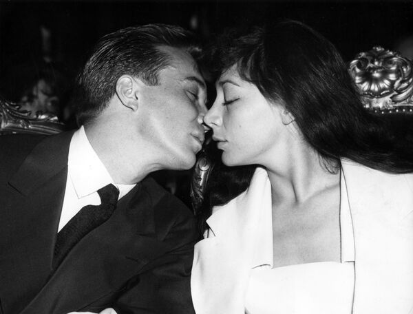 Французская актриса и певица Жюльетт Греко целуется мужем в Париже  - Sputnik Армения