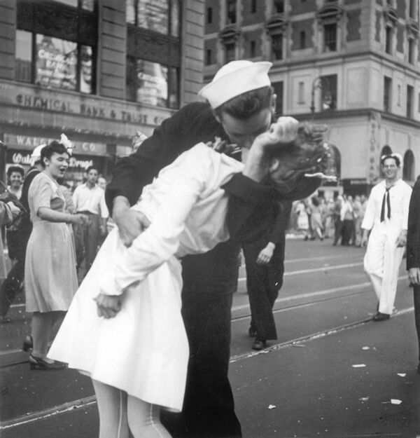 Նավաստին ու բուժքույրը  համբուրում են Նյու Յորքի Թայմս Սքվերում - Sputnik Արմենիա