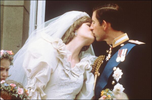 Принц Чарльз целует свою невесту леди Диану на балконе Букингемского дворца - Sputnik Армения