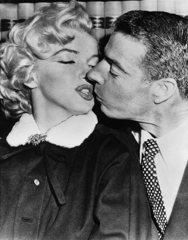 Мерилин Монро и Джо Димаджио обмениваются поцелуем после свадебной церемонии (14 января 1954). Сан-Франциско - Sputnik Армения