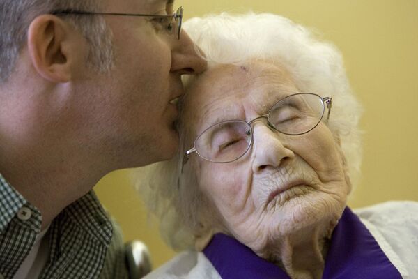 Երկարակեցության համար Գինեսի ռեկորդների գրքում գրանցված 114-ամյա Բես Քուփերին համբուրում է 42-ամյա թոռը՝ Փոլ Քուփերը (2011 թվականի մարտի 10) - Sputnik Արմենիա
