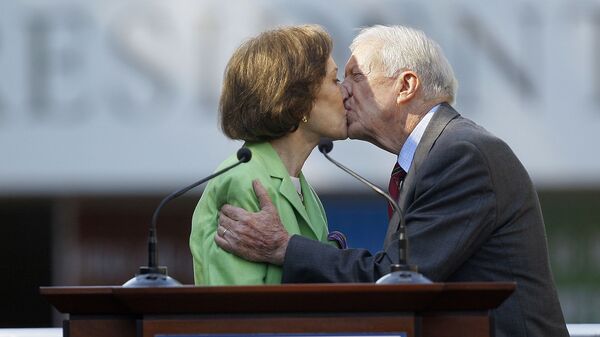 Бывший президент США Джимми Картер целует свою жену Розалин во время церемонии открытия недавно реконструированной Президентской библиотеки Картера (7 июля 2021). Атланта - Sputnik Армения