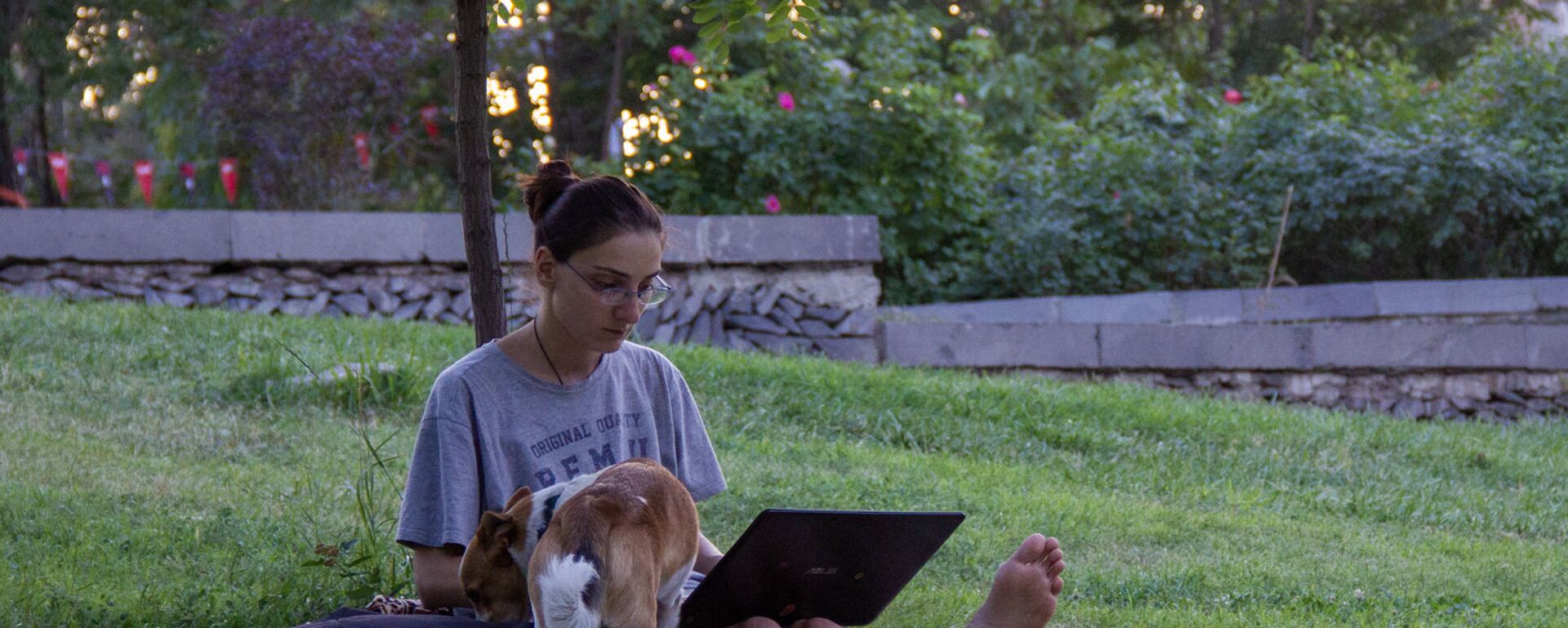 Девушка с ноутбуком и собакой на газоне в парке Тумо - Sputnik Армения, 1920, 13.09.2021