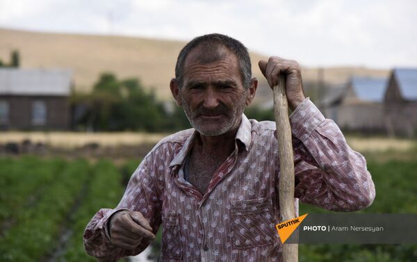 Житель села Бениамин за работой в поле - Sputnik Армения