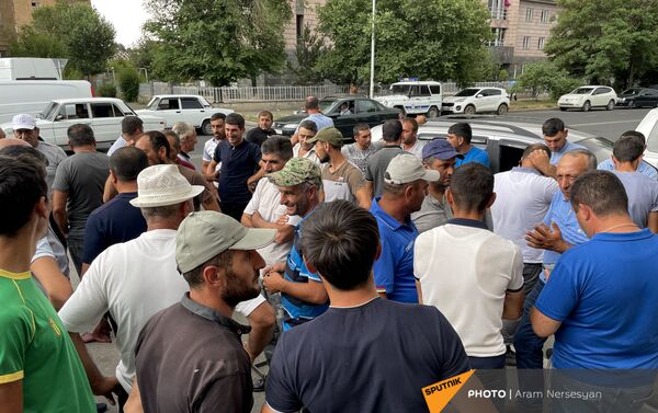 Пострадавшие от засухи жители села Бениамин приехали на встречу в администрацию Ширакской области - Sputnik Армения