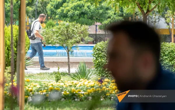Анестезиолог-реаниматолог Геворг Мсрян беседует с корреспондентом Sputnik Армения Анестезиолог-реаниматолог Геворг Мсрян беседует с корреспондентом Sputnik Армения - Sputnik Армения