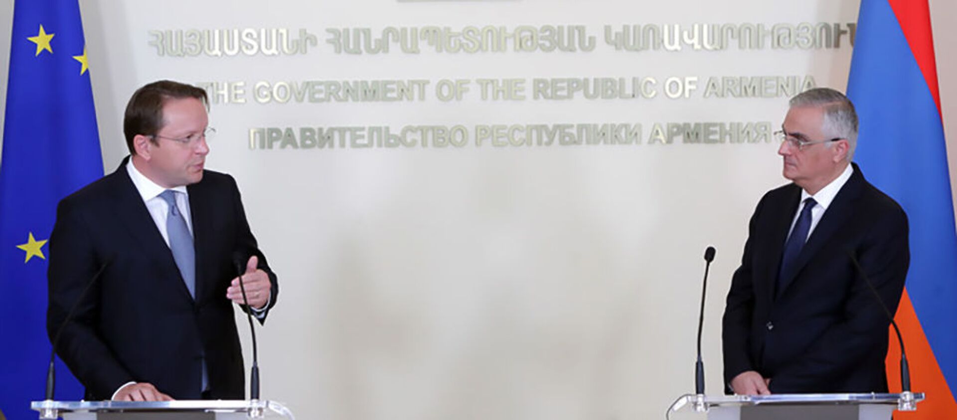 И.о. вице-премьера Мгер Григорян встретился с находящимся с рабочим визитом в Армении комиссар Европейской комиссии по вопросам соседства и расширения Оливером Вархеи (9 июля 2021). Еревaн - Sputnik Արմենիա, 1920, 09.07.2021