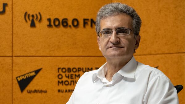 Специалист по конституционному праву Вардан Погосян в гостях радио Sputnik Специалист по конституционному праву Вардан Погосян в гостях радио Sputnik - Sputnik Армения