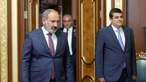 И.о, премьер-министра Никол Пашинян на встрече с президентом Карабаха Араиком Арутюняном (9 июля 2021). Еревaн - Sputnik Армения