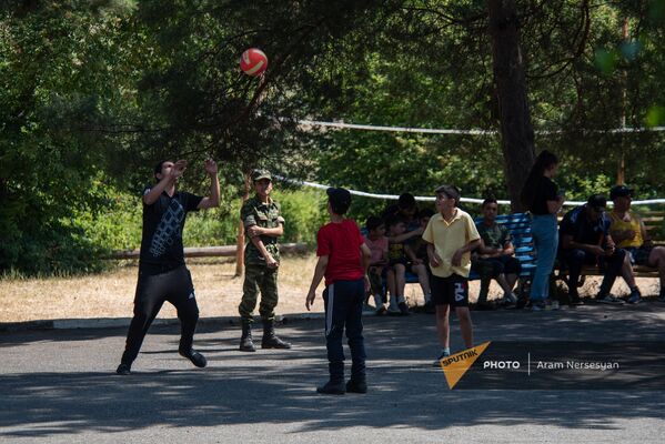 11-классники готовятся к военной жизни в военно-тренировочном лагере по пилотной программе МОНКС  - Sputnik Армения