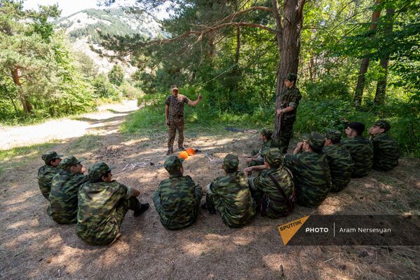11-классники готовятся к военной жизни в военно-тренировочном лагере по пилотной программе МОНКС - Sputnik Армения
