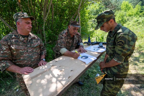 11-классники готовятся к военной жизни в военно-тренировочном лагере по пилотной программе МОНКС - Sputnik Армения