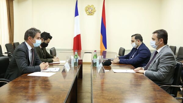 И.о. министра высоких технологий Айк Чобанян на встрече с Чрезвычайным и Полномочным послом Франции Джонатаном Лакотом (9 июля 2021). Еревaн - Sputnik Армения