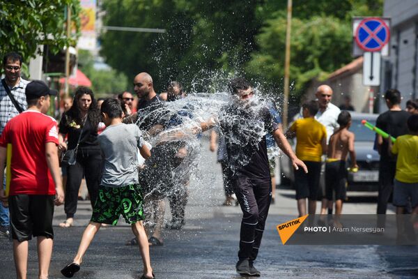 Прохожих обливают водой во время праздника Вардавар (11 июля 2021). Гарни - Sputnik Армения