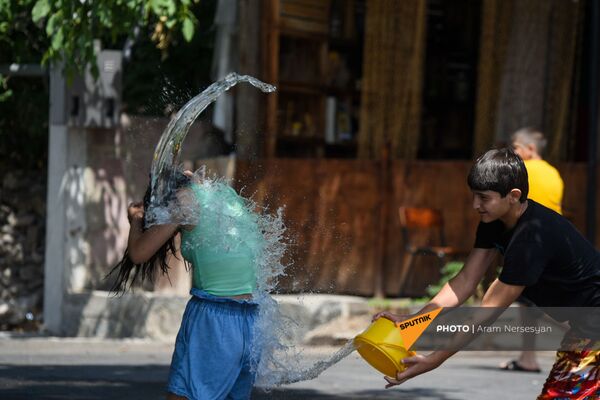 Дети обливают друг друга водой во время праздника Вардавар (11 июля 2021). Гарни - Sputnik Армения