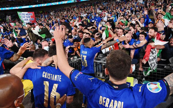 Футболисты сборной Италии вместе с болельщиками празднуют победу на Euro-2020 (12 июля 2021). Лондон - Sputnik Армения