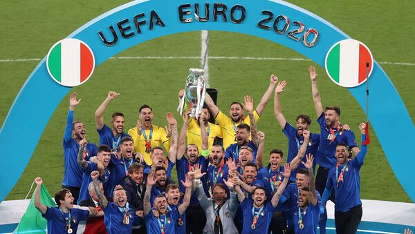 Футболисты сборной Италии c кубком на Euro-2020 (12 июля 2021). Лондон - Sputnik Армения
