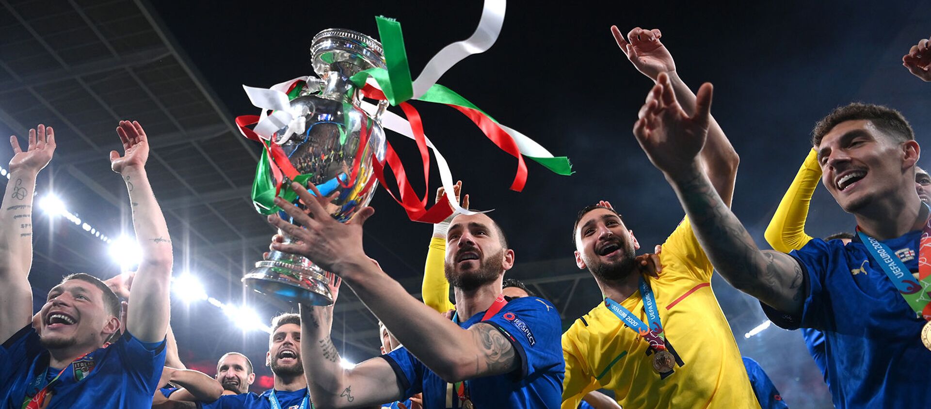 Леонардо Бонуччи из Италии держит кубок за победу в финальном матче EURO-2020 между Италией и Англией на стадионе Уэмбли (12 июля 2021). Лондон - Sputnik Армения, 1920, 12.07.2021