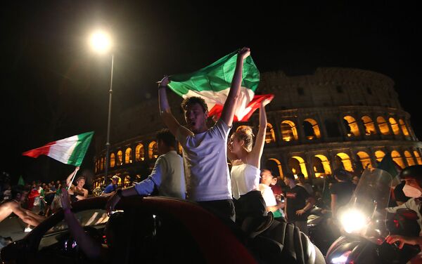 Болельщики Италии празднуют победу на EURO-2020 (12 июля 2021). Рим - Sputnik Армения