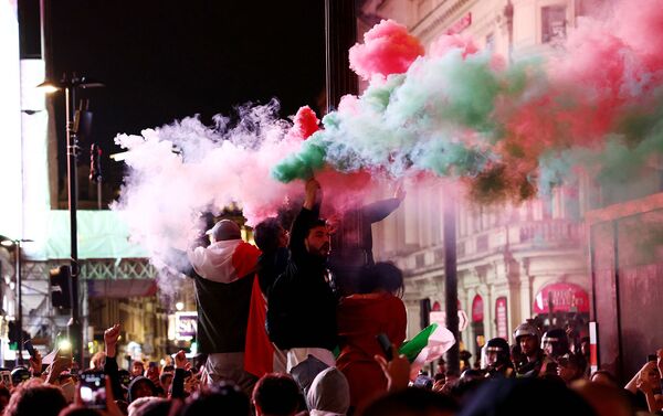 Болельщики Италии празднуют победу на EURO-2020 (12 июля 2021). Лондон - Sputnik Армения