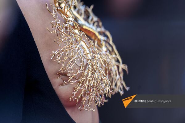  Белла Хадид в платье Schiaparelli Haute Couture  на премьере фильма Три Этажа - Sputnik Армения