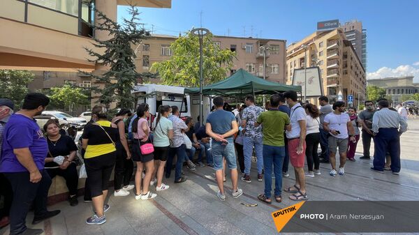 Очередь иранцев для вакцинации на Северном проспекте (12 июля 2021). Ереaан - Sputnik Армения