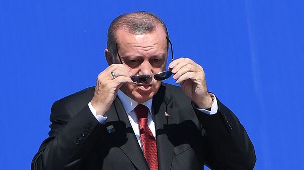 Президент Турции Реджеп Тайип Эрдоган надевает солнечные очки по прибытии на саммит НАТО (25 мая 2017). Брюссель - Sputnik Армения