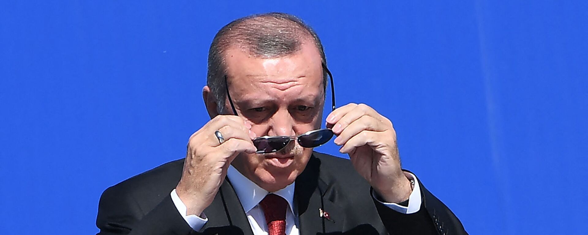 Президент Турции Реджеп Тайип Эрдоган надевает солнечные очки по прибытии на саммит НАТО (25 мая 2017). Брюссель - Sputnik Армения, 1920, 12.07.2021