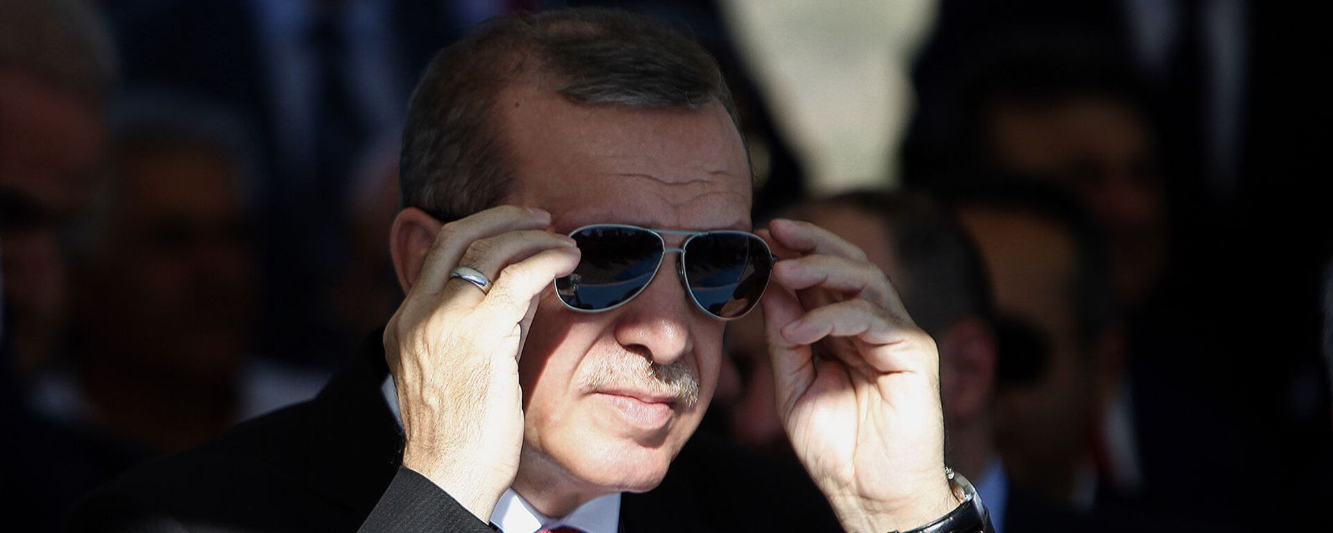 Президент Турции Реджеп Тайип Эрдоган поправляет солнцезащитные очки - Sputnik Армения, 1920, 20.07.2021