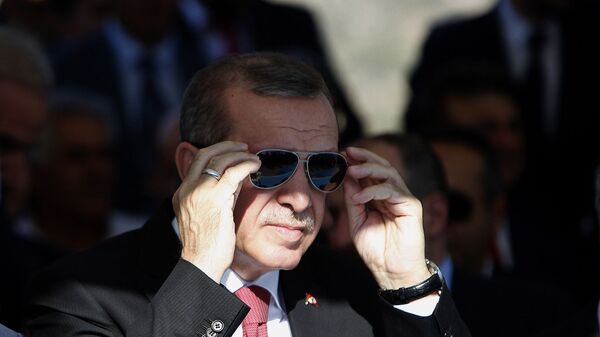 Президент Турции Реджеп Тайип Эрдоган поправляет солнцезащитные очки - Sputnik Արմենիա