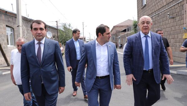 И.о. министра территориального управления инфраструктуры Сурен Папикян на улицах Гюмри - Sputnik Армения