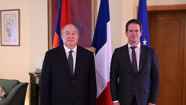 Президент Армен Саркисян и Чрезвычайный и полномочный посол Франции Джонатан Лакот на встрече по случаю национального дня Французской Республики - Sputnik Армения