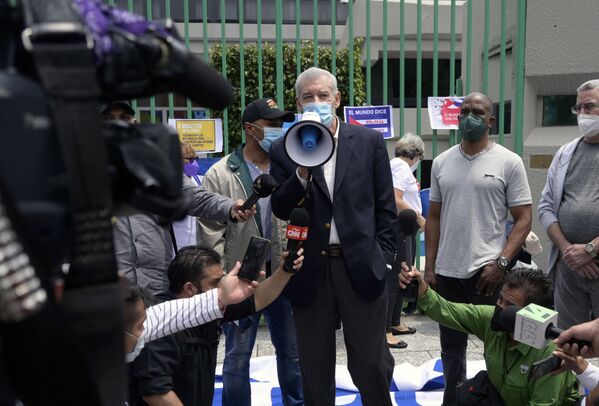 Посол Кубы выступает во время демонстрации в поддержку правительства кубинского президента Мигеля Диас-Канеля у здания посольства Кубы в Мехико  - Sputnik Армения
