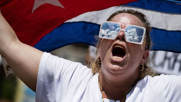 Женщина с кубинским флагом во время акции протеста перед Белым домом в Вашингтоне, США - Sputnik Արմենիա