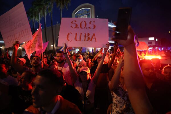Демонстрация в поддержку протестов на Кубе у кубинского ресторана в Майами, Флорида - Sputnik Армения