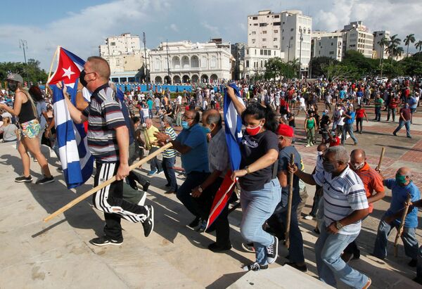 Сторонники правительства идут во время акций протеста в Гаване, Куба - Sputnik Армения