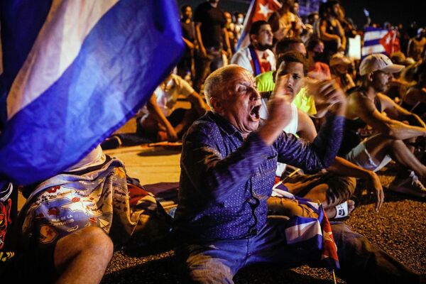 Акция протеста в поддержку кубинцев, выступающих против своего правительства, в Майами - Sputnik Армения
