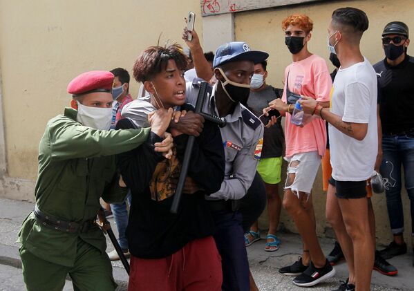 Полиция задерживает человека во время акций протеста в Гаване, Куба  - Sputnik Армения