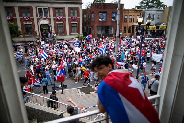 Члены кубинской общины маршируют и реагируют на сообщения о протестах на Кубе в Нью-Джерси, США  - Sputnik Армения