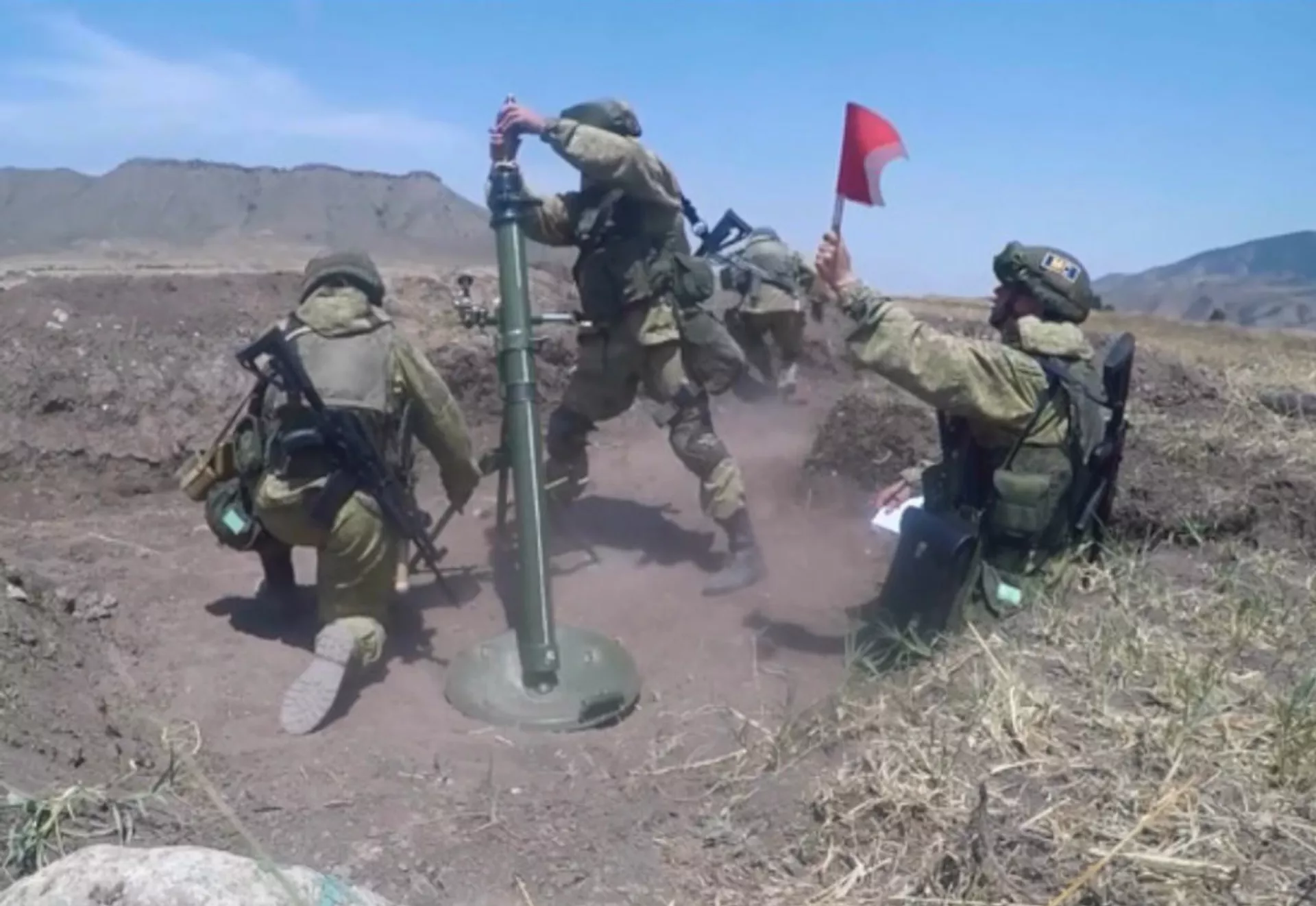 Миротворцы в Карабахе провели занятия по боевой подготовке. Видео Миротворцы в Карабахе провели занятия по боевой подготовке. Видео - Sputnik Армения, 1920, 15.07.2021
