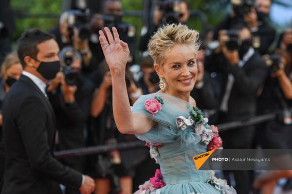 Актриса Шэрон Стоун машет рукой поклонникам и фотографам на красной дорожке 74-го Каннского кинофестиваля (14 июля 2021). Франция - Sputnik Армения