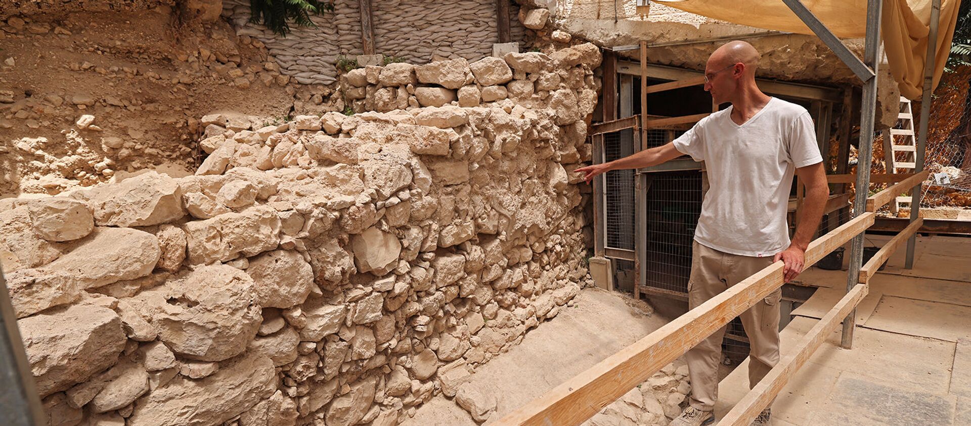 Израильский исследователь Филип Вукосавович показывает недостающий участок городской стены Иерусалима - Sputnik Армения, 1920, 15.07.2021