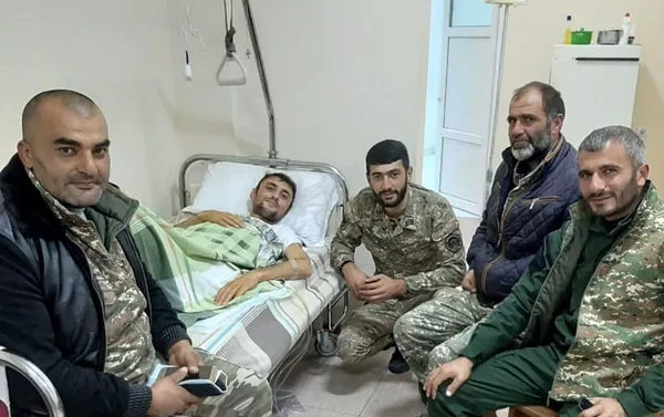 Капитан Тигран Мнацаканян с сослуживцами во время войны Капитан Тигран Мнацаканян с сослуживцами во время войны - Sputnik Армения