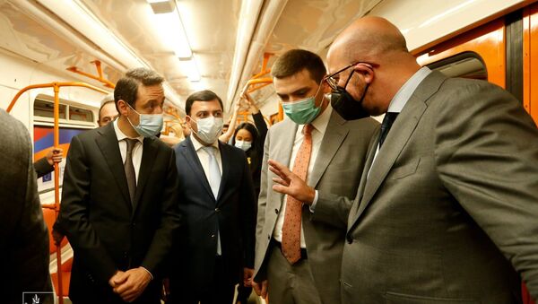 Председатель Европейского совета Шарль Мишель покатался в ереванском метро с мэром Айком Марутяном - Sputnik Армения